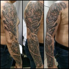 Tatuaje de brazo biomecánico
